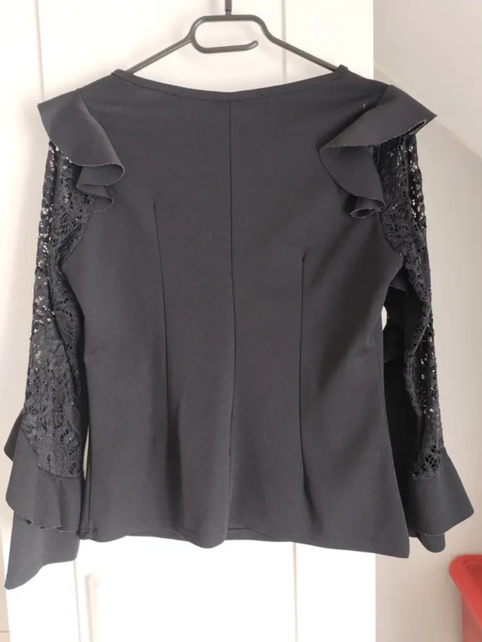Tee shirt noir avec dentelle - photo numéro 2