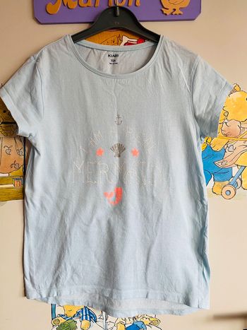 Tee shirt à manches courtes bleu clair à motifs, taille 10 ans, marque Kiabi.