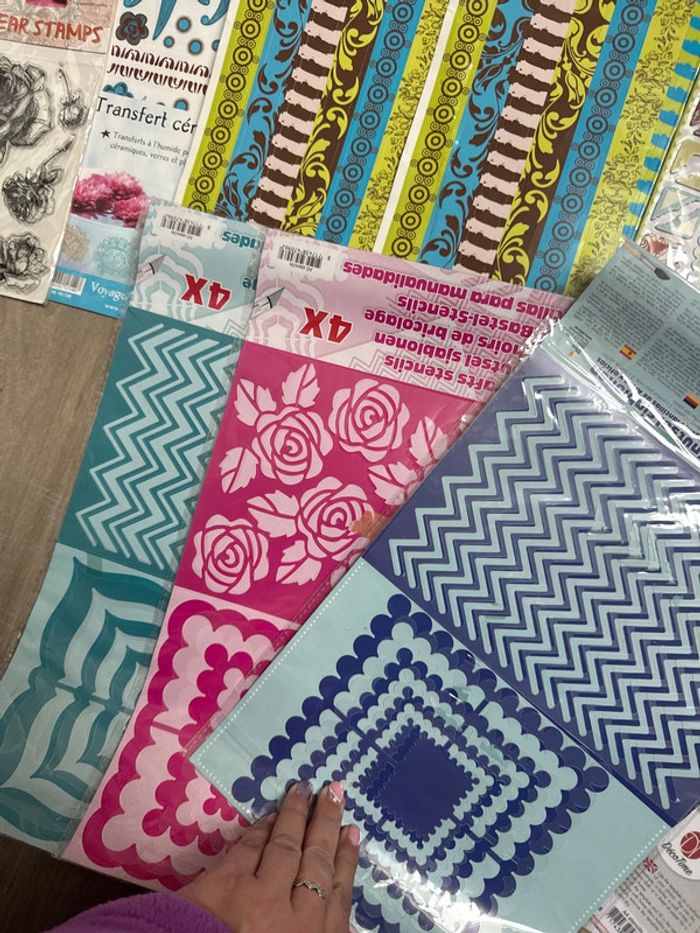 Gros lot de papiers scrapbooking pochoirs embellissements - photo numéro 13