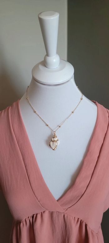 Joli collier coquillage blanc et doré