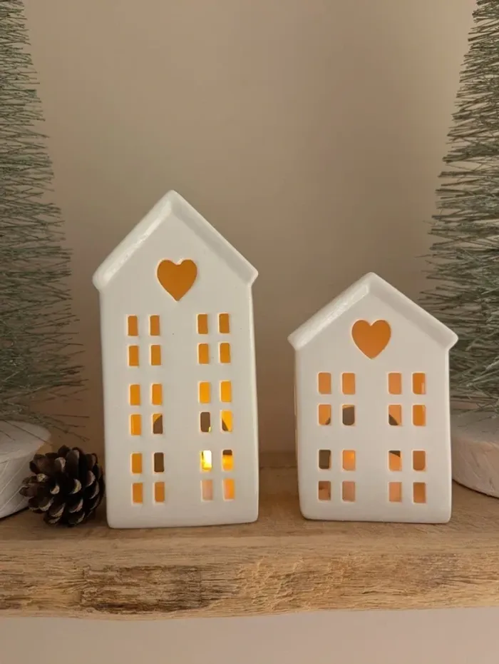 Petite maisonnette blanche lumineuse en céramique, éclairage LED - photo numéro 3