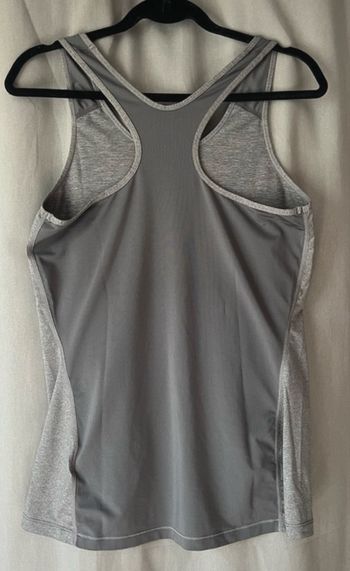 Haut débardeur Nike dos croisé excellent état très peu porté taille L couleur gris
