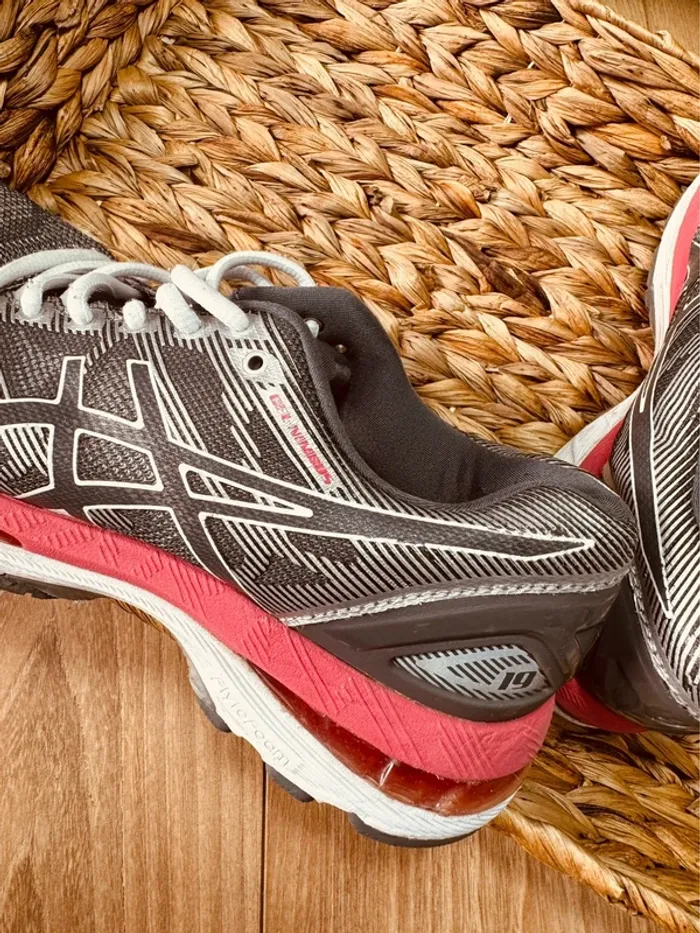 Pointure 37,5 baskets running femme ASICS grises et rose 🩷 - photo numéro 4