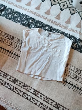 T-shirt blanc court avec bouton