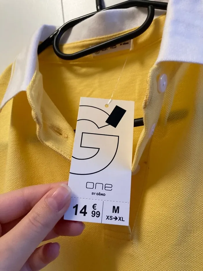 polo jaune à col blanc - photo numéro 3