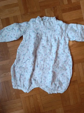Barboteuse Petit Bateau blanche fleurs bleues et roses 12mois 74cm