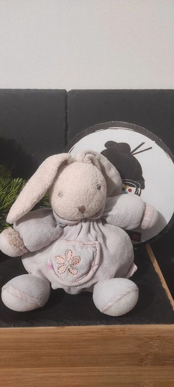 Doudou boule lapin Kaloo rose motifs fleurs poche devant peluche beige violet rose ancien