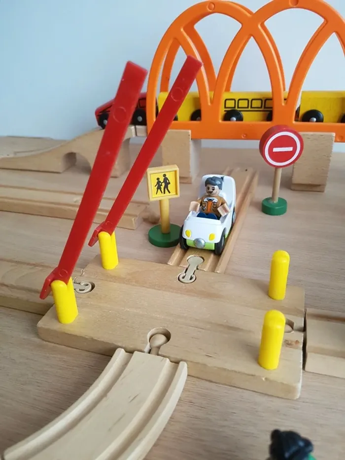 Train en bois Brio, pont orange ikea et rails - photo numéro 5
