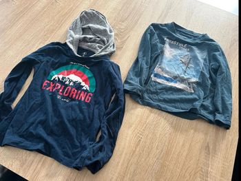 2 tee shirts ski montagne à capuche taille 4 ans