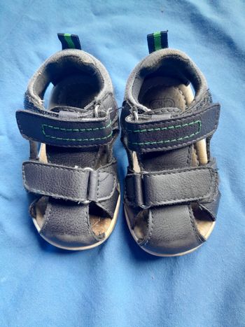 Chaussure ouverte taille 19