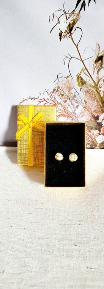 Boucles d’oreilles dorées perles blanches – style minimaliste avec boîte cadeau