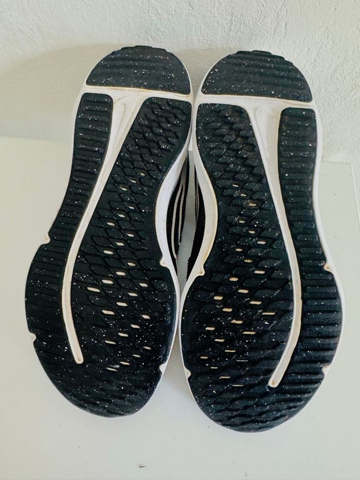 Nike noires Enfant 33 - photo numéro 4