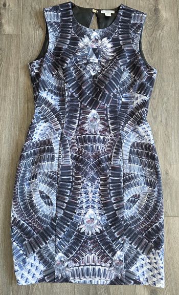 Robe sans manches imprimé bijoux – coupe droite élégante