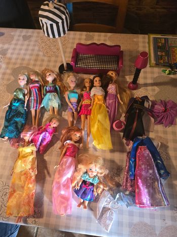 Lots poupées et petits mobiliers