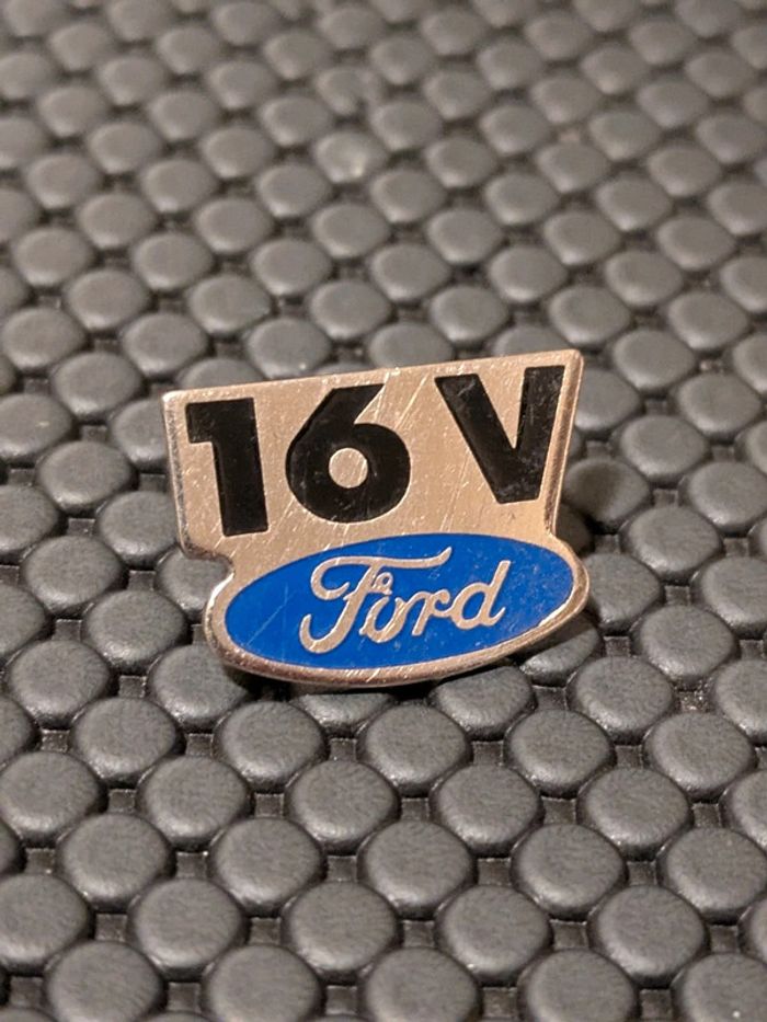 Pin's logo Ford 16v