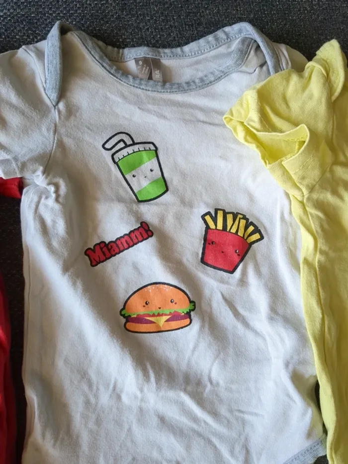 Lot de 4 bodies manches courtes 9 mois - photo numéro 3