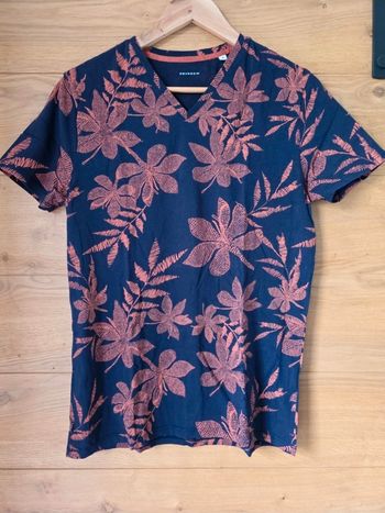 T-shirt à manches courtes 
Devred
Taille S
Col en V
Motif feuille
État neuf