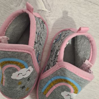 Chaussons bébé fille Neufs taille 19