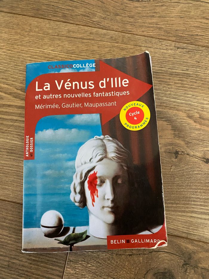 Livre LA VENUS D’ILLE, un peu corné.