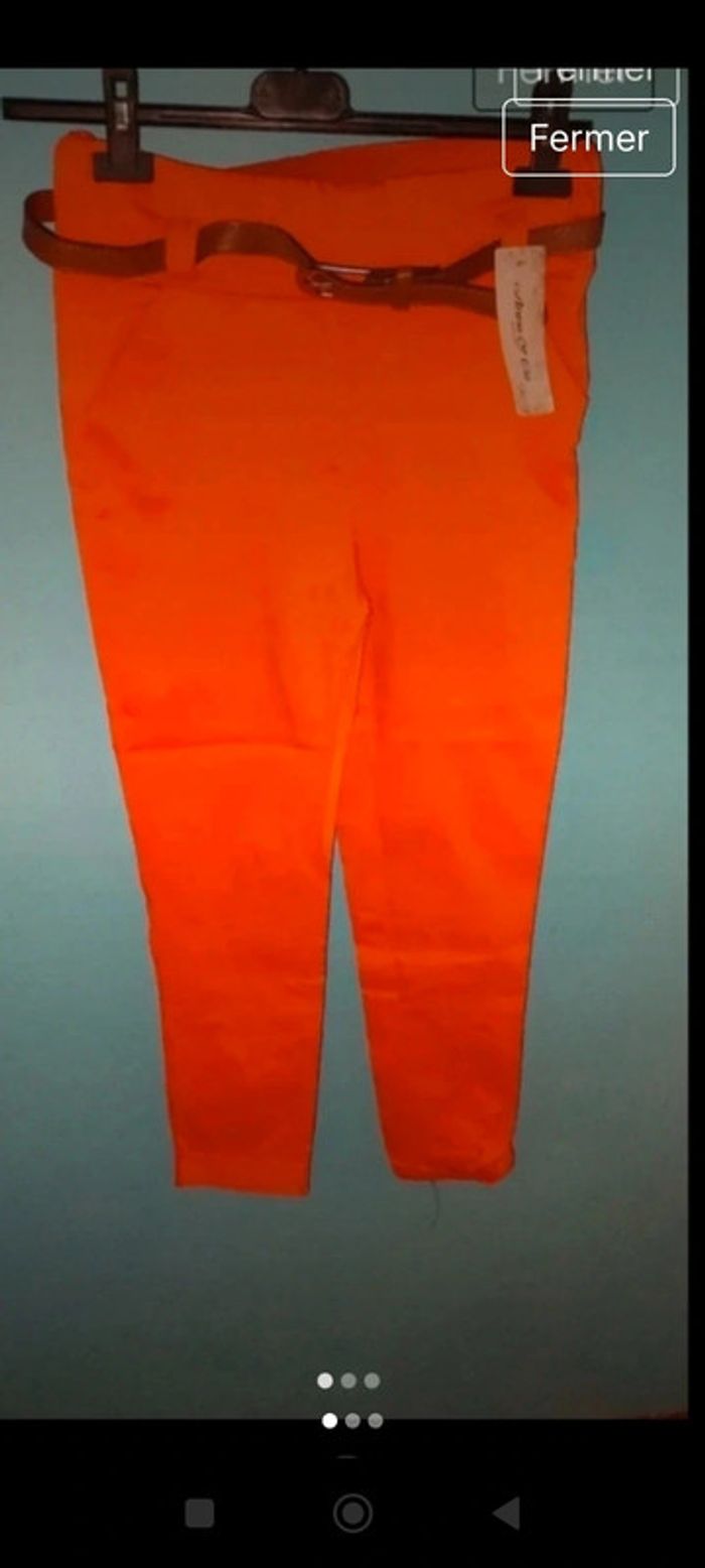 Pantalon Chino orange avec ceinture marron