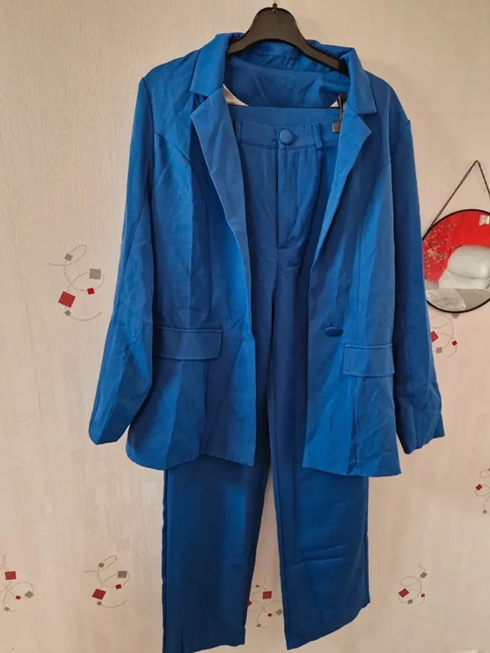 🤗 Ensemble tailleur bleu roi femme T.M