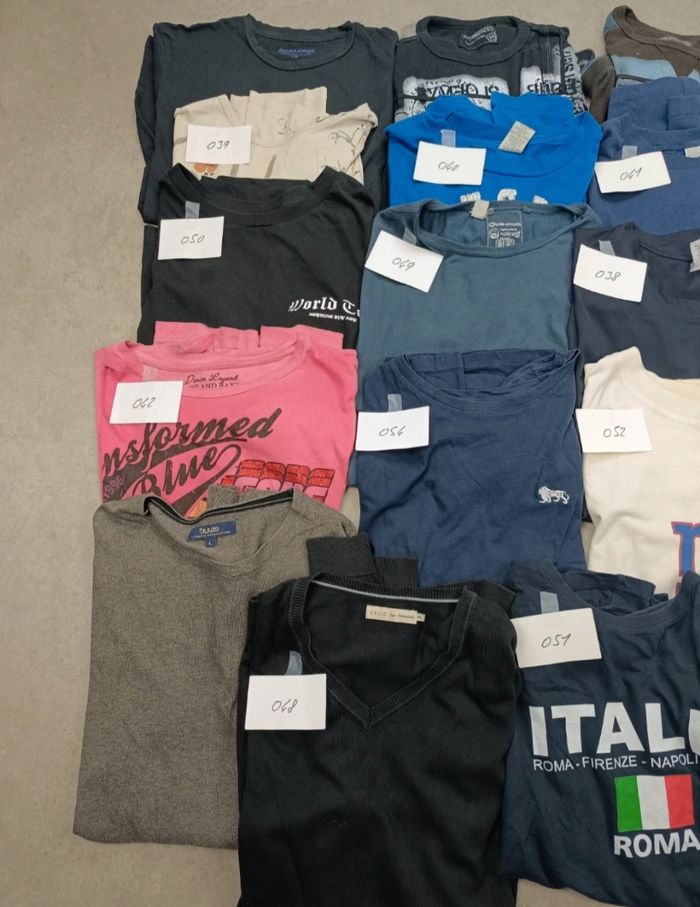 Lot de 32  Vêtements à 80€ soit 2,50€ l'unité - tee-shirt,  polos, pulls et chemise