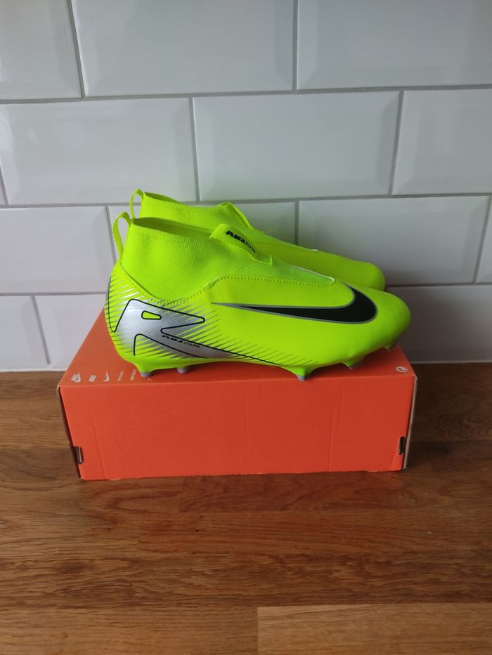 Crampons Nike T 38.5 - photo numéro 4