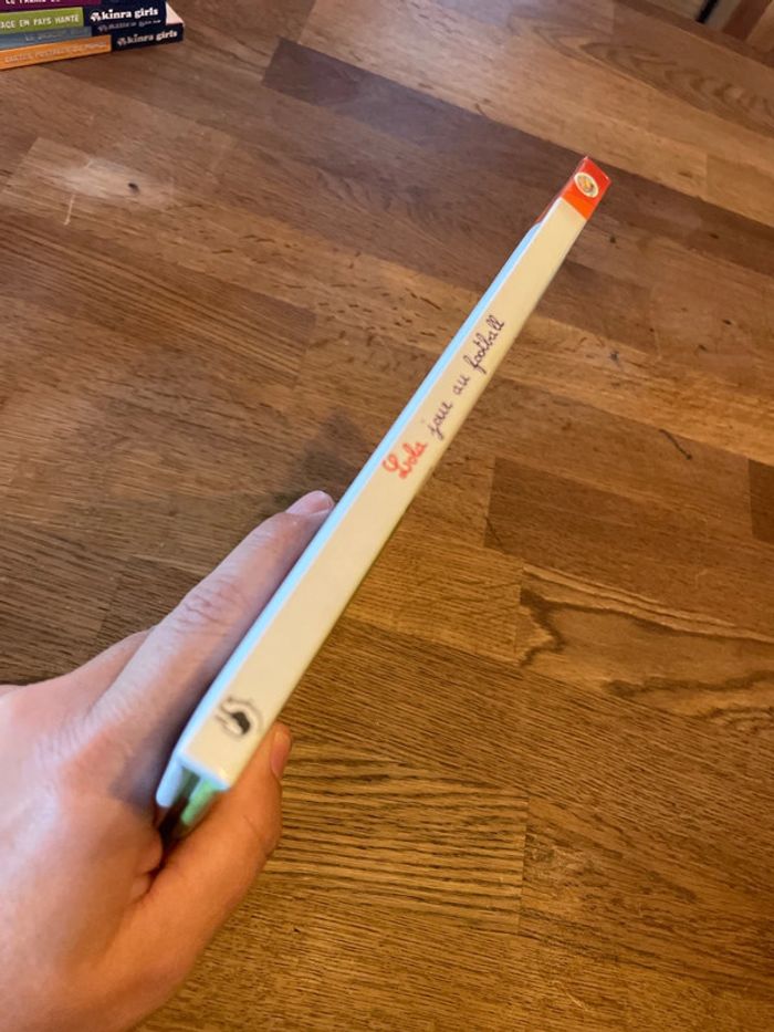 Livre Les histoires de Lola Lola joue au football - photo numéro 2