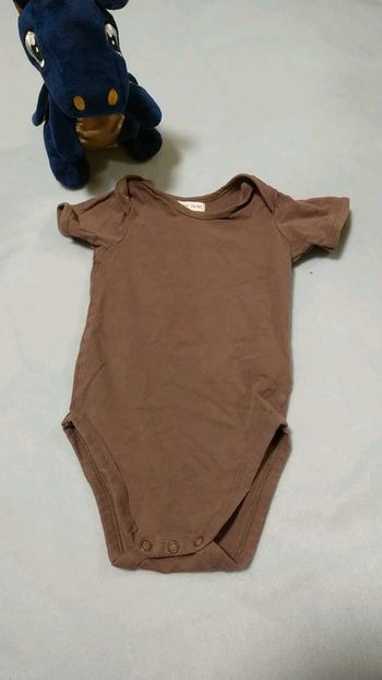 Body manches courtes taille 9-12 mois marque hema en très bon état