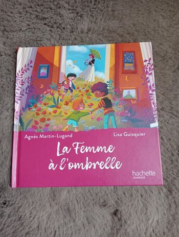 Livre Hachette La femme à l'ombrelle