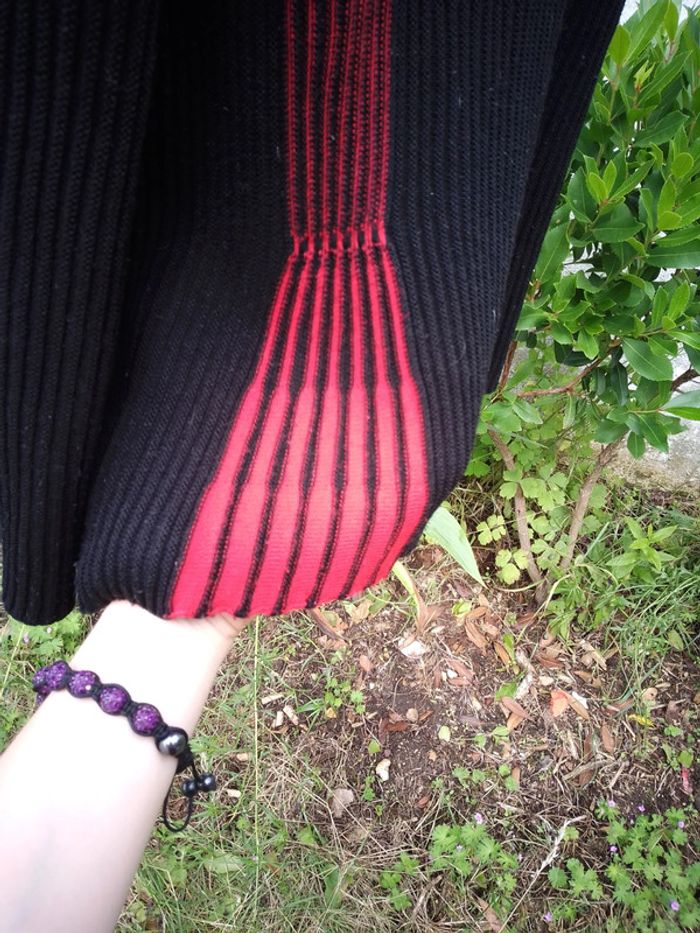 Pull rouge et noir façon espagnol - photo numéro 9