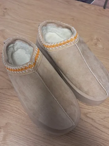 Chaussures mules fourrures neuves