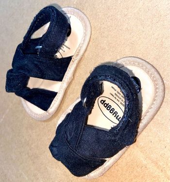 Sandales couleur noire taille 6 mois