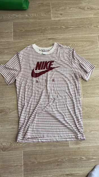 T-shirt Nike à rayures