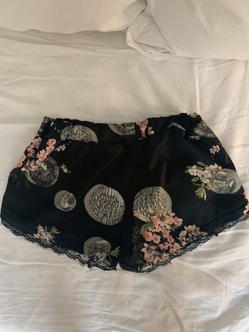 Short noir et rose à fleurs et à dentelle