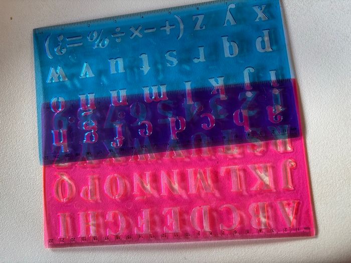 Lot 2 traces lettres en plastique