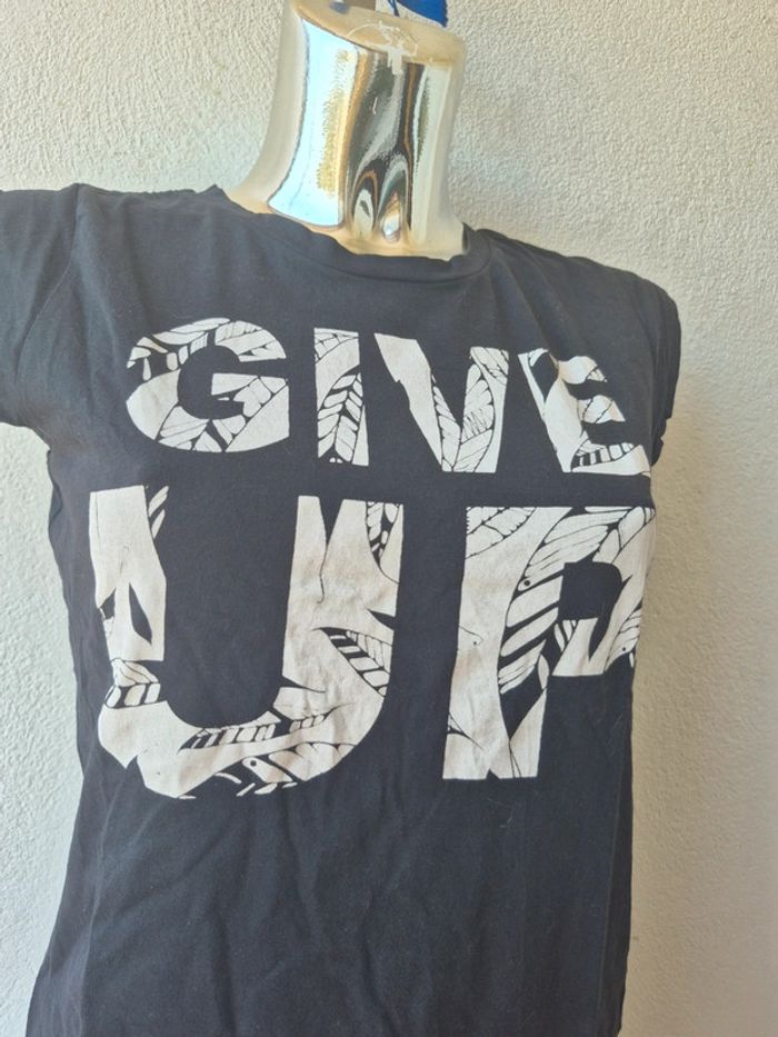 T-shirt motif "give up" col rond - photo numéro 2