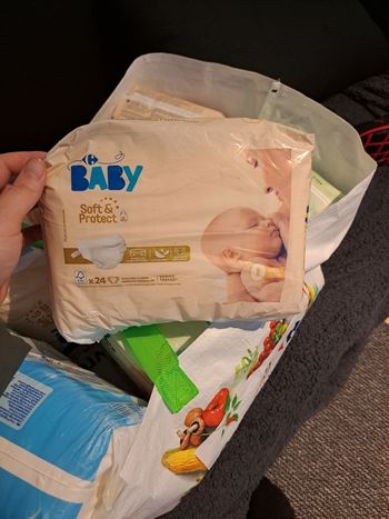 à vendre, j'ai 5 paquets de couches pour seulement 30 euros