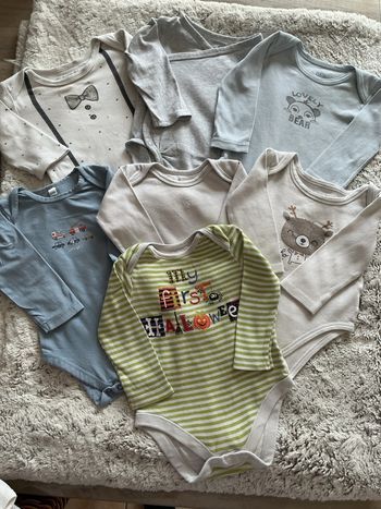 Lot de  8 bodies  bébé 6 mois