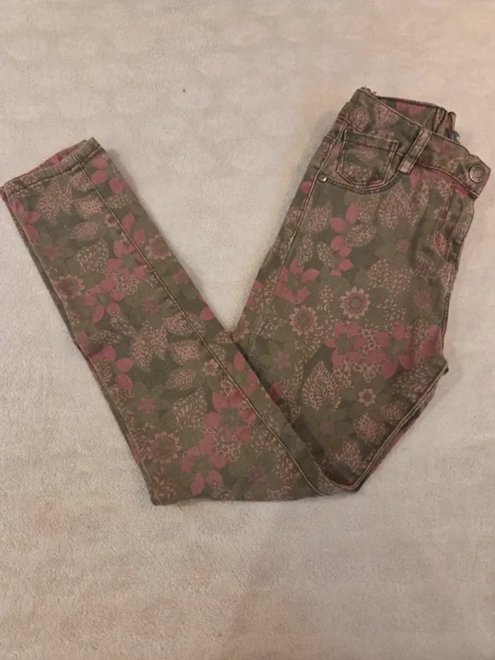 Pantalon kaki a motifs fleurs