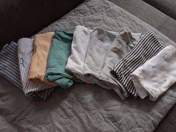 Lot de 9 bodys manches longues 6 mois (description sur les photos)