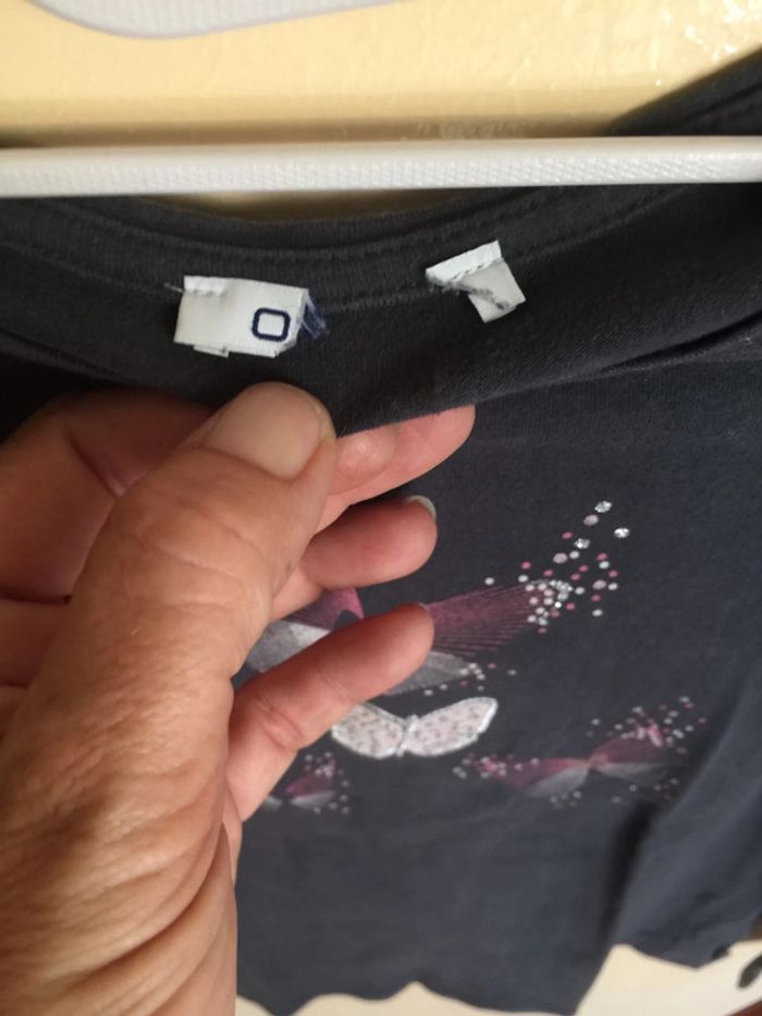 T-shirt gris avec motif papillon rose - photo numéro 4