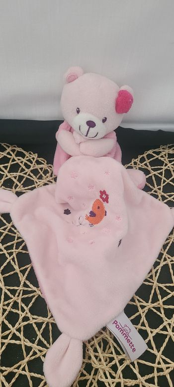 Doudou Peluche Pommette Ours Rose Mouchoir Brodé Oiseau