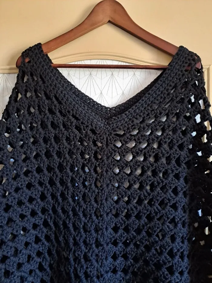 Poncho chaud fait main comme neuf noir TU qualité - photo numéro 2