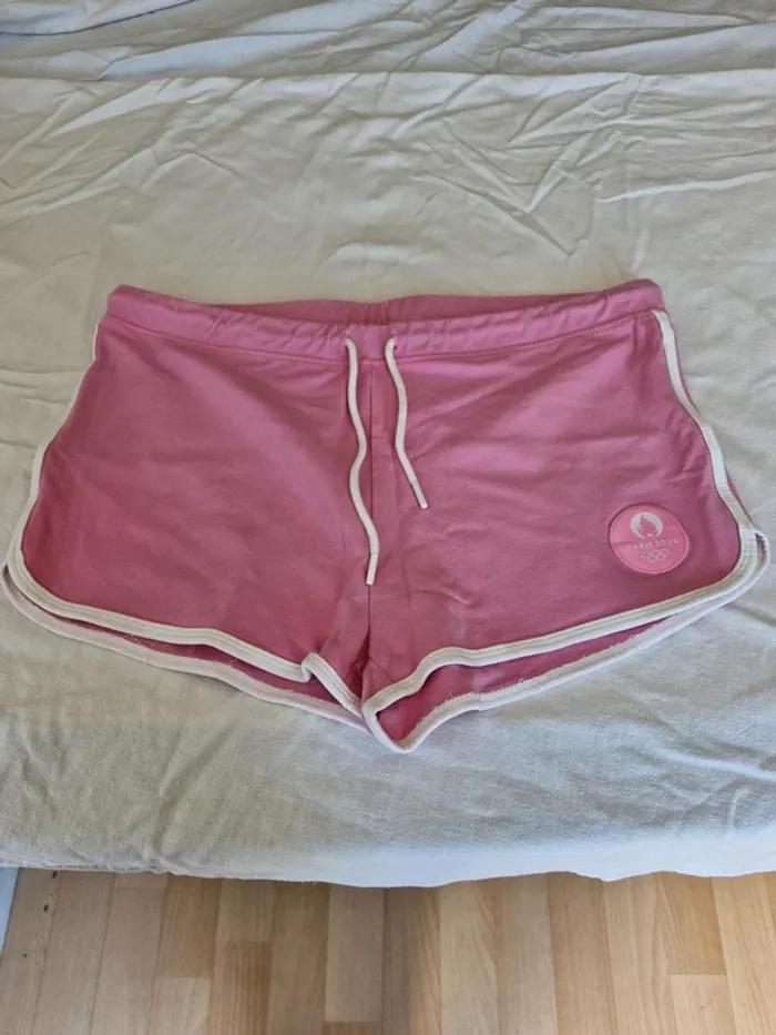 Crop top plus un mini short Paris 2024 - photo numéro 3