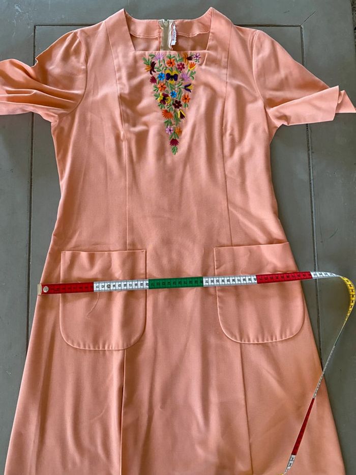 Robe vintage Bragard de service abricot avec broderies taille 40 / 42 - photo numéro 14