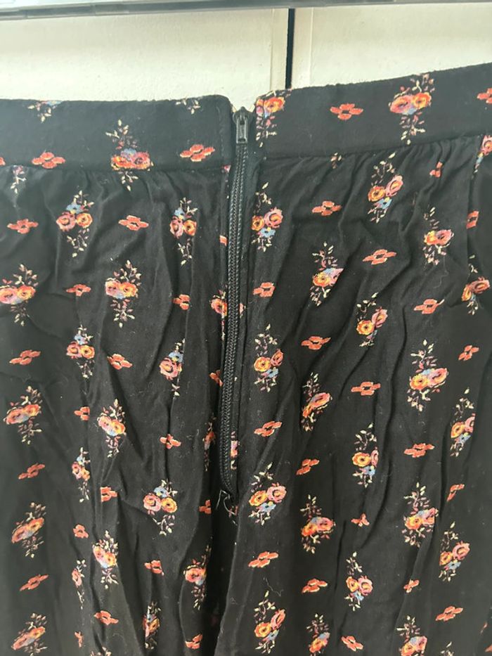 Jupe longue noir avec fleurs vintage taille élastique et fermeture dans le dos - photo numéro 4