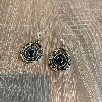 Boucles d’oreilles argentées & noires 🌿