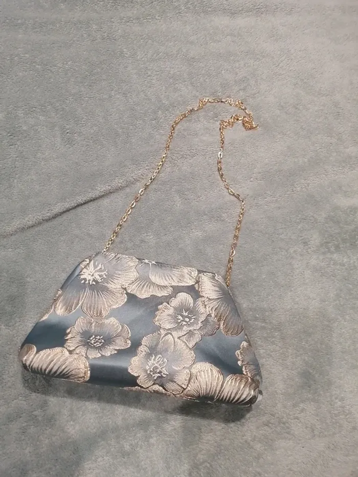Sac à main bleu azur fleuri avec chainettes