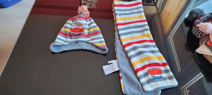 Lot écharpe et bonnet cars